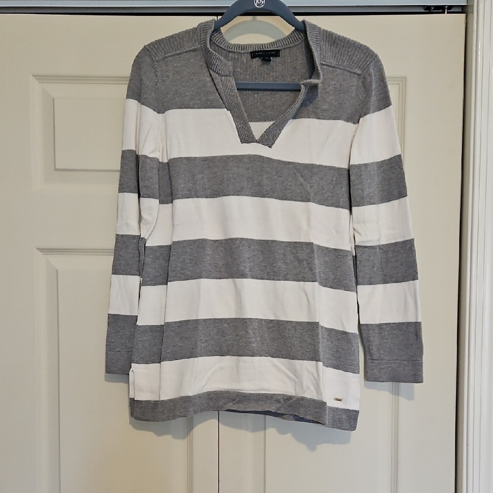 Tommy Hilfiger Gray Knit Pullover with Logo Tag